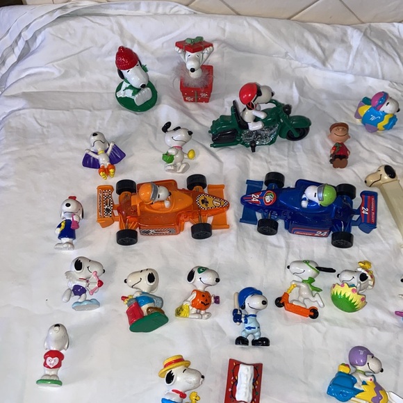 Lot Of Over 30  Snoopy And Peanuts figurines - Picture 3 of 12